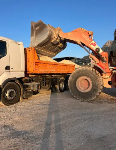 Chargement de gravats à la pelleteuse